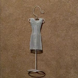 🔥 3/$15 Silver wire/mesh jewelry stand - dressform style